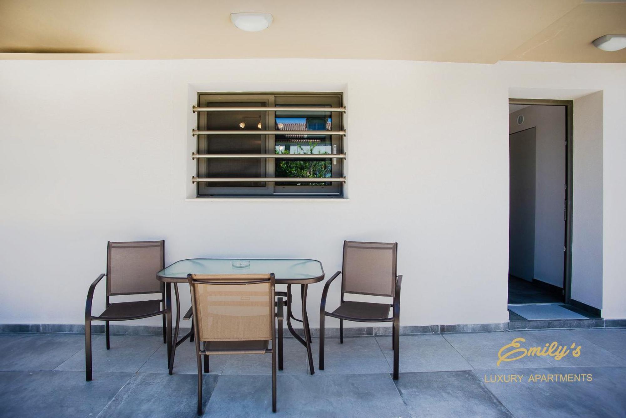 Emily's Luxury Apartments/ Garden Hébergement de vacances *