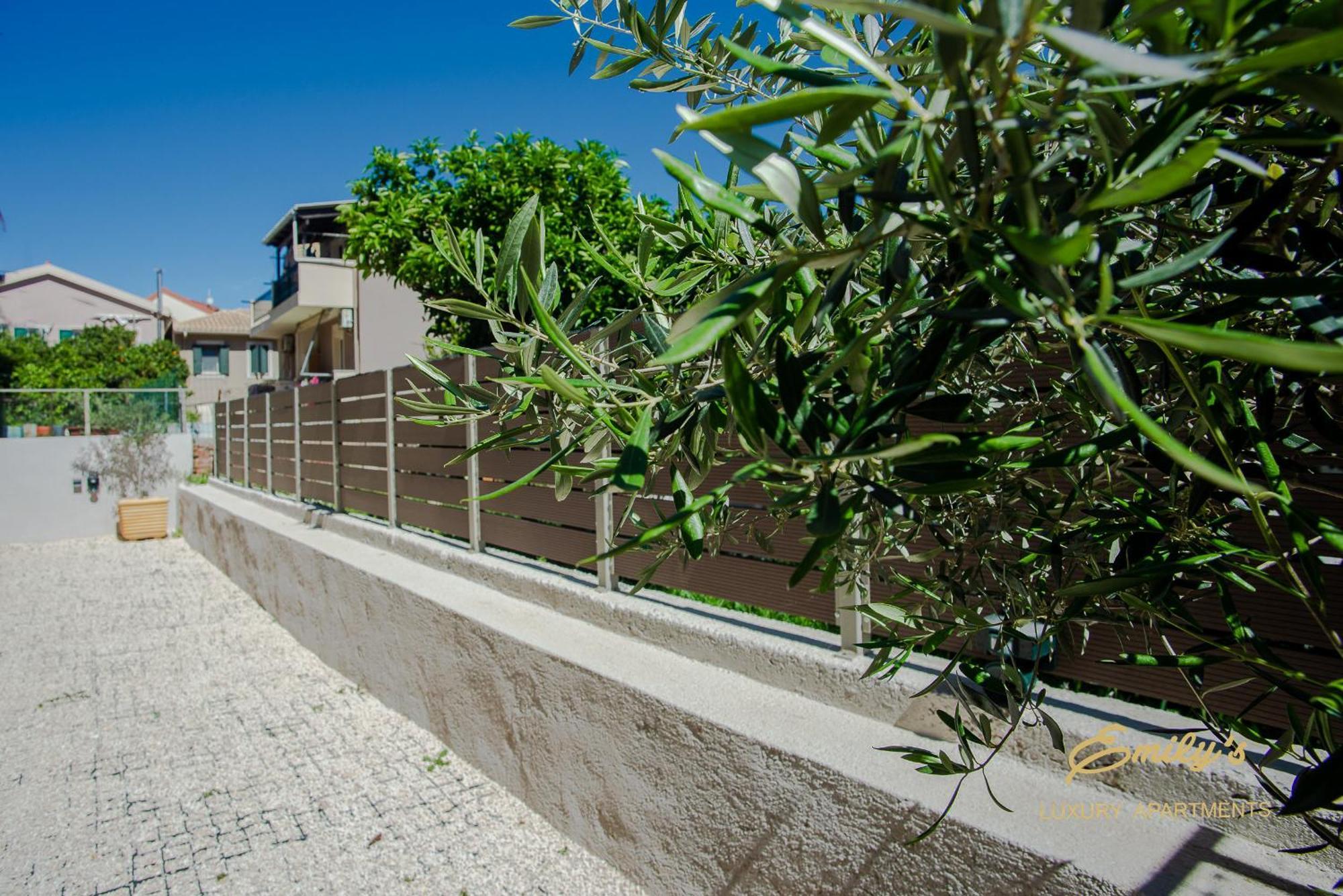 Emily's Luxury Apartments/ Garden