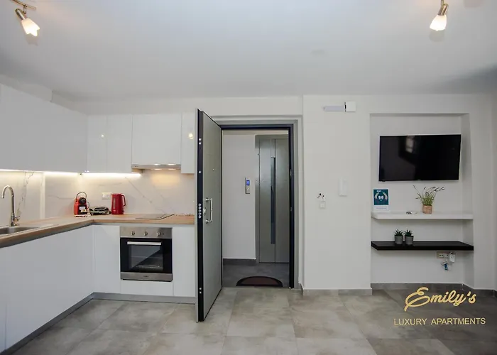 Emily\'S Luxury Apartments/ Garden